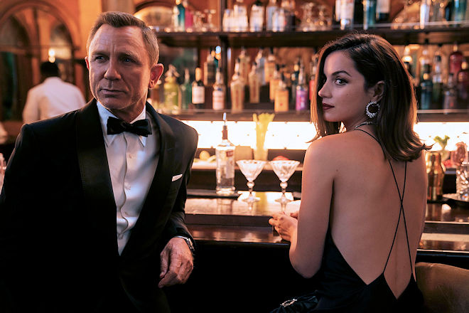 James Bond (Daniel Craig, l.) mit Paloma (Ana de Armas, r.) an der Bar. Da gibt es bestimmt einen Wodka Martini "gesch&uuml;ttelt, nicht ger&uuml;hrt".