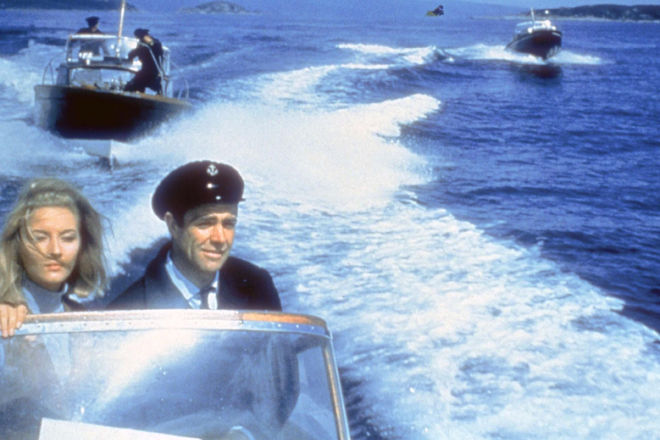 Bond (Sean Connery) und Tatjana (Daniela Bianchi) sind mit dem Schnellboot nach Venedig unterwegs, als sie plötzlich von einer schwer bewaffneten Phantom-Flotte verfolgt werden.