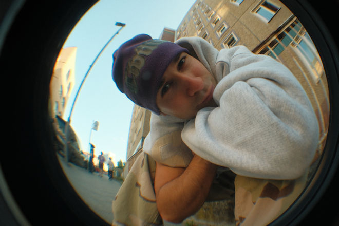 Der Kölner Rapper Jascha hat sich durch seine authentischen und emotionalen Texte sowie seine Fähigkeit, Rap und Gesang auf tanzbaren Pop-Beats zu verbinden, einen Namen gemacht.