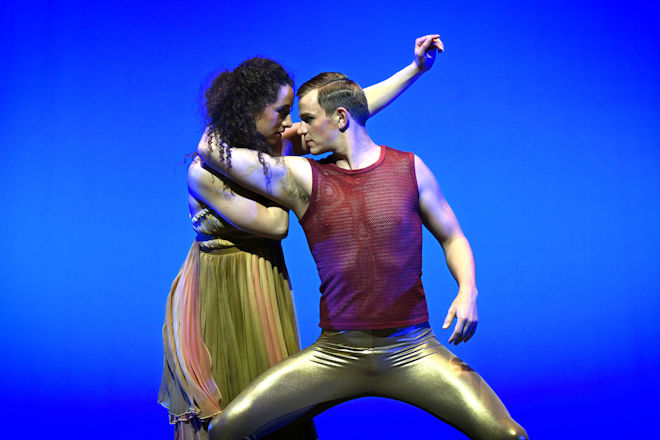 Freitagskrimi "Im Spiegel der Tod" aus der Reihe "Jenseits der Spree": Elsa Schumann (Joone Dankou, l.) und ihr Tanzpartner Ben Gerald (Dominikus Weileder, r.) in mitten ihrer lang einstudierten Tanzchoreografie.