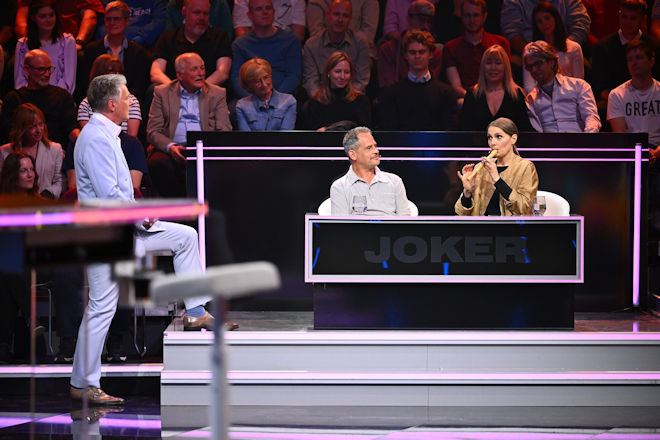Jörg Pilawa (l.) begrüßt heute (29.05.2025) bei "Das große Allgemeinwissensquiz" Moritz Bleibtreu (M.) und Martina Hill (r.).