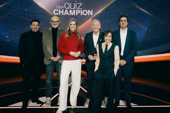 Neue Ausgabe "Der Quiz-Champion": Johannes B. Kerner (3.v.r.) mit den Experten Tim M&auml;lzer (l.), Frank Plasberg (2.v.l.), Julia Scharf (3.v.l.), Anna Thalbach (2.v.r.) und Bastian Pastewka (r.).