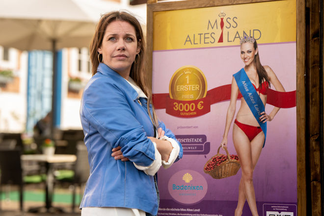 Herzkino-Film "Miss Altes Land" aus der Reihe "Neuer Wind im Alten Land": Ein Buxtehuder M&ouml;belhaus schreibt einen Wettbewerb aus: "Miss Altes Land" wird gesucht. Beke (Felicitas Woll) schnaubt ver&auml;chtlich: Welche Frau nimmt schon an so einem d&auml;mlichen Wettbewerb teil?