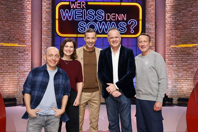 Moderator Kai Pflaume (M.) und seine Rateteam-Kapit&auml;ne Bernhard Ho&euml;cker (l.) und Wotan Wilke M&ouml;hring (r.) begr&uuml;&szlig;en heute (13.03.2026) bei "Wer wei&szlig; denn sowas?" die Fernsehmoderatorin und Redakteurin Hanna Zimmermann (2.v.l.) sowie den Journalisten und Fernsehmoderator Christian Sievers (2.v.r.).