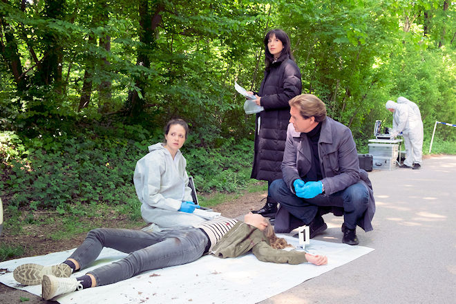 Freitagskrimi "Wunschkind" aus der Reihe "Der Alte": F&uuml;r Caspar Bergmann (Thomas Heinze, r.), Annabell Lorenz (Stephanie Stumph, M.) und Dr. Luisa Geiger (Sidonie von Krosigk, l.) sind die ersten Momente beim Opfer und am Tatort die entscheidendsten, um den Mord schnellstm&ouml;glich aufkl&auml;ren zu k&ouml;nnen.