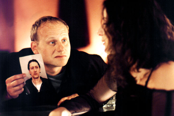 Leipzig-Tatort "Rotkäppchen": Kain (Bernd Michael Lade) ist auf der Suche nach dem Verdächtigen Martin Kubelka und lernt dabei in einer Bar die schöne Tina kennen (Clelia Sarto).