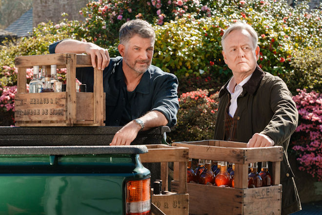 Herzkino "Rosamunde Pilcher: Wo Liebe aufh&ouml;rt und wo sie beginnt": Andrew Evans (Simon B&ouml;er, l.) sucht Rat bei Rodney Cumberwell (Ian Dickinson, r.). Wie k&ouml;nnte er seine Ehe retten?