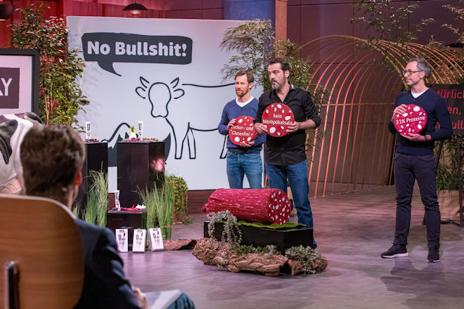 Dr. Peter Stiller (l.), Gregor Schleicher (M.) und Daniel Stadtmann (r.) präsentieren "Whacky", den gesunden Bio Beef Stick.