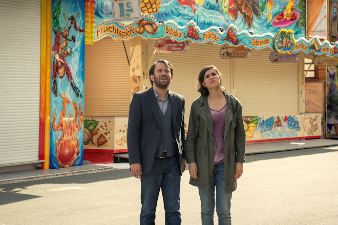 Weimar-Tatort "Der irre Iwan": Lessing (Christian Ulmen) und Kira Dorn (Nora Tschirner) entdecken vor der Geisterbahn den fl&uuml;chtigen Kongo.