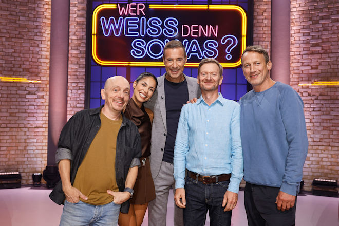 Moderator Kai Pflaume (M.) und seine Rateteam-Kapitäne Bernhard Hoëcker (l.) und Wotan Wilke Möhring (r.) begrüßenheute (22.10.2025) bei "Wer weiß denn sowas?" die Stand-up-Comedienne und Moderatorin Negah Amiri (2.v.l.) und den Schauspieler und Komiker Michael Kessler (2.v.r.).