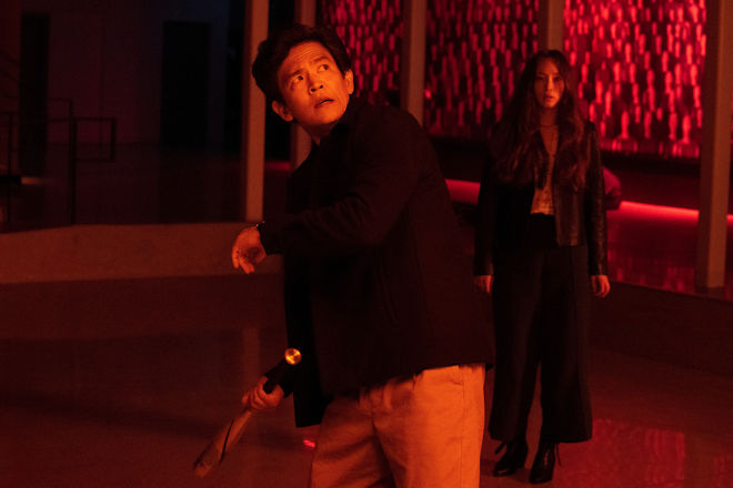 Familienvater Curtis (John Cho) zerschlägt einen Quantencomputer, der eine KI namens AIA unterstützt und seine Familie bedroht. Im Hintergrund steht Melody (Havanna Rose Liu), die ein Geheimnis hat.