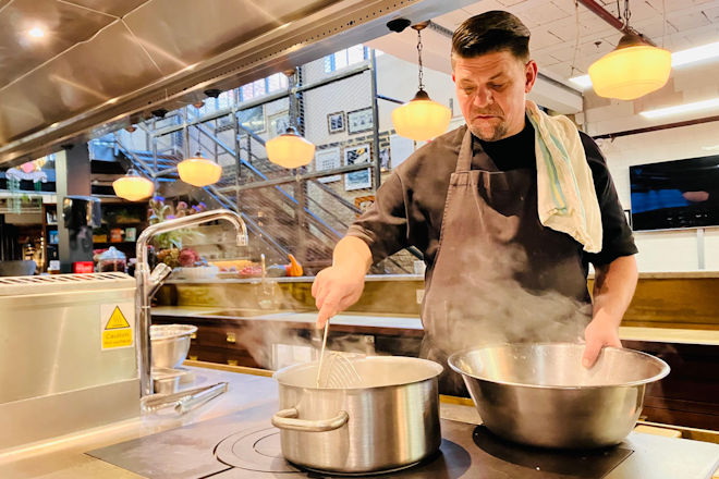 Tim Mälzer beim Kochen in London.