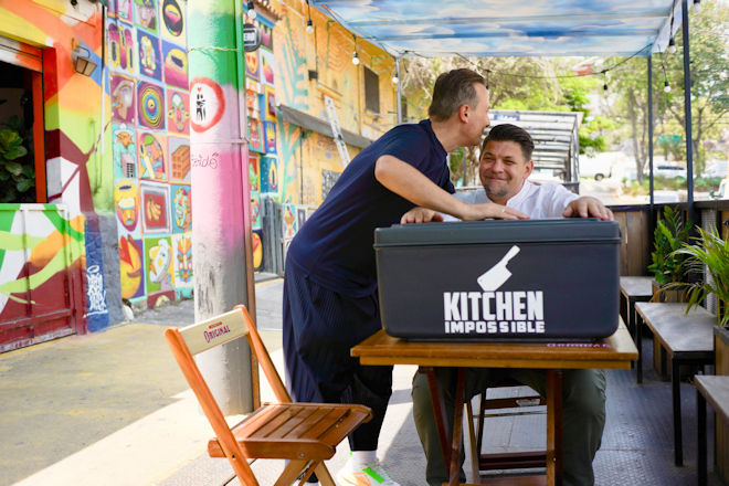 "Kitchen Impossible" auf VOX: Tim Raue (l.) und Tim Mälzer duellieren sich heute (22.06.2025) in Brasilien und Kopenhagen.