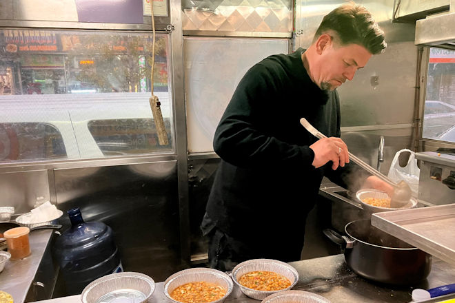 Tim M&auml;lzer serviert heute bei "Kitchen Impossible" Chotpoti in New York City.