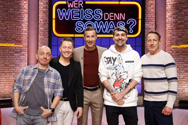 Moderator Kai Pflaume (M.) und seine Rateteam-Kapit&auml;ne Bernhard Ho&euml;cker (l.) und Wotan Wilke M&ouml;hring (r.) begr&uuml;&szlig;en heute (22.04.2026) bei "Wer wei&szlig; denn sowas?" den Cellist Jodok Vuille, auch bekannt als "Jodok Cello" (2.v.l.), sowie den Star-Geiger David Garrett (2.v.r.).