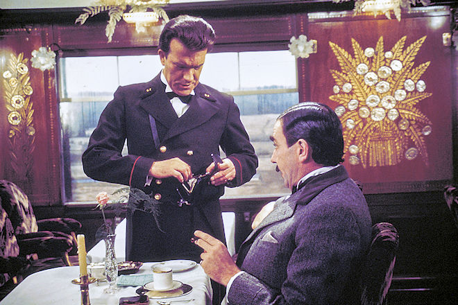 Hercule Poirot (Albert Finney, re.) wird an Bord des Schnellzuges bestens versorgt. Wenn ihm nur nicht ein Verbrechen dazwischenkommen w&uuml;rde.