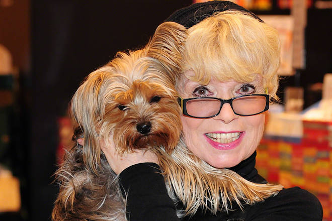 Ingrid Steeger mit ihrer Yorkshireterrier-Hündin Eliza Doolittle vor 10 Jahren