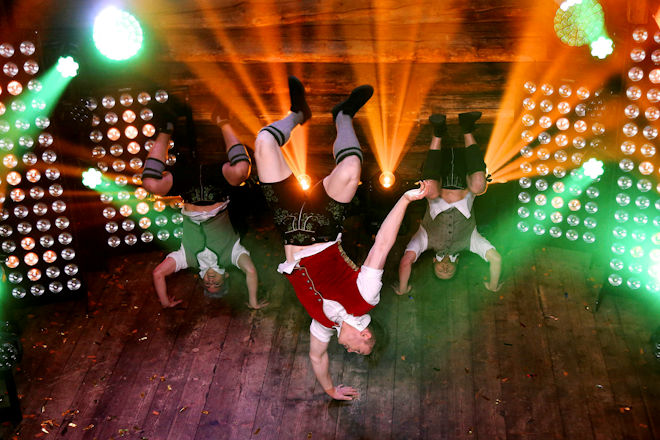 Florian Silbereisen pr&auml;sentiert mit seinen KLUBBB3-Bandmitgliedern Jan Smit und Christoff eine gro&szlig;e Apr&eacute;s Ski-Kult-Party im Flachauer Gutshof. F&uuml;r die perfekte Winterparty-Stimmung sorgen u.a. auch DJ &Ouml;tzi, Micki Krause, J&uuml;rgen Drews, Nik P., Beatrice Egli, Bernhard Brink und VoXXclub.