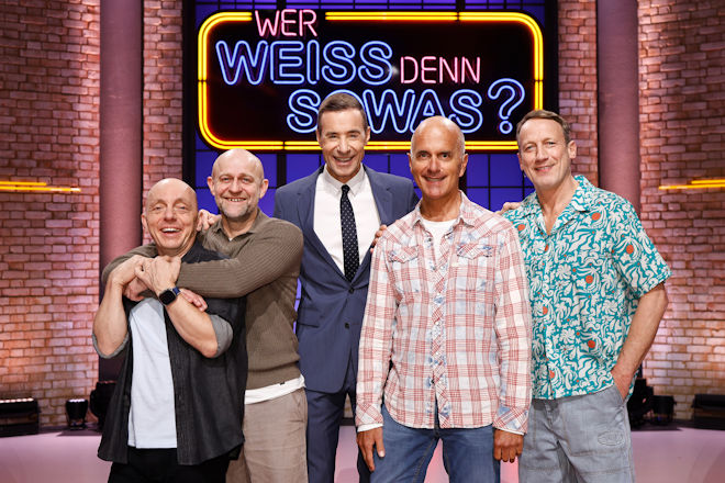 Moderator Kai Pflaume (M.) und seine Rateteam-Kapit&auml;ne Bernhard Ho&euml;cker (l.) und Wotan Wilke M&ouml;hring (r.) begr&uuml;&szlig;en heute (02.04.2026) bei "Wer wei&szlig; denn sowas?" den Schauspieler und Drehbuchautor J&uuml;rgen Vogel (2.v.l.) sowie den Schauspieler und Komiker Christoph Maria Herbst (2.v.r.).