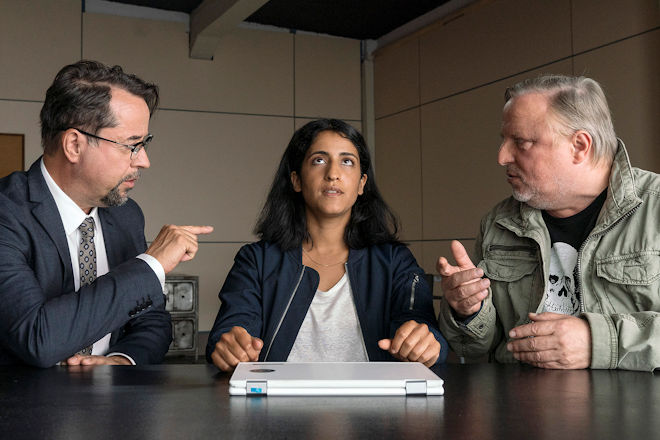 Annika Kröger (Banafshe Hourmazdi) hat genug von Boerne (Jan Josef Liefers) und Thiel (Axel Prahl, r).