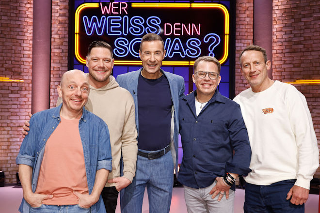 Moderator Kai Pflaume (M.) und seine Rateteam-Kapit&auml;ne Bernhard Ho&euml;cker (l.) und Wotan Wilke M&ouml;hring (r.) begr&uuml;&szlig;en heute bei "Wer wei&szlig; denn sowas?" den Koch und Unternehmer Robin Pietsch (2.v.l.) sowie den Koch und Fernsehmoderator Mario Kotaska (2.v.r.).