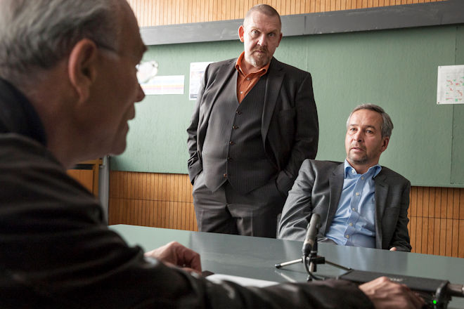 Unter Mordverdacht: Geschäftsmann Christian Winter (Thomas Dannemann, r.) im Polizei-Präsidium mit Max Ballauf (Klaus J. Behrendt, l.) und Freddy Schenk (Dietmar Bär, M.).