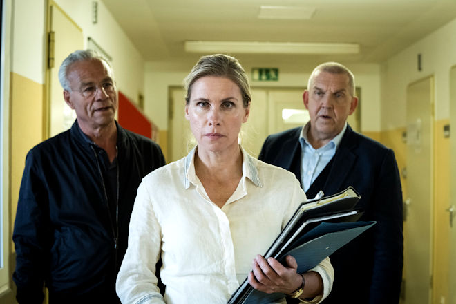 Köln-Tatort "Der Reiz des Bösen": Gefängnispsychologin Bianca Ambach (Tanja Schleiff) muss sich den Fragen von Max Ballauf (Klaus J. Behrendt, links) und Freddy Schenk (Dietmar Bär) stellen.