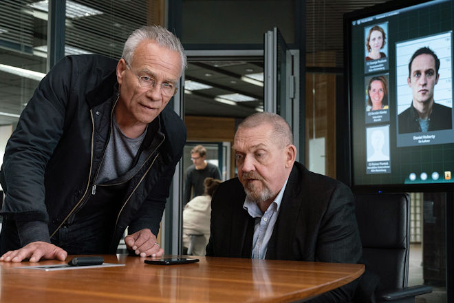 Daniel Huberty (Stephan Kampwirth, Bildschirm rechts) hat ein Ausflugsschiff gekapert - per Telefon gibt er den Kommissaren Max Ballauf (Klaus J. Behrendt, l) und Freddy Schenk (Dietmar Bär, r) im Präsidium seine Forderungen durch.