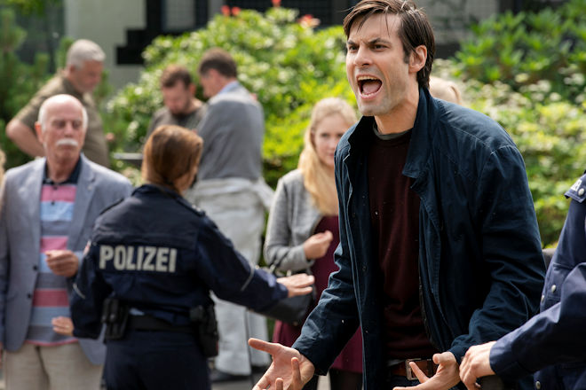 K&ouml;ln-Tatort "Kaputt": Stefan Pohl (Maximilian Simonischek) kann den Verlust nicht fassen: Sein Lebensgef&auml;hrte Frank Schneider kam im Einsatz ums Leben.