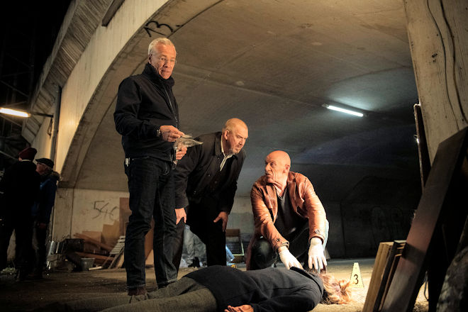 Köln-Tatort "Niemals ohne mich": Unter einem Bahnbogen wurde die Leiche von Monika Fellner (Melanie Straub) gefunden. Rechtsmediziner Dr. Joseph Roth (Joe Bausch, rechts) stellt noch am Tatort ein schweres Schädel-Hirn-Trauma fest. So viel kann er Freddy Schenk (Dietmar Bär, Mitte) und Max Ballauf (Klaus J. Behrendt, links) zum jetzigen Zeitpunkt schon sagen.