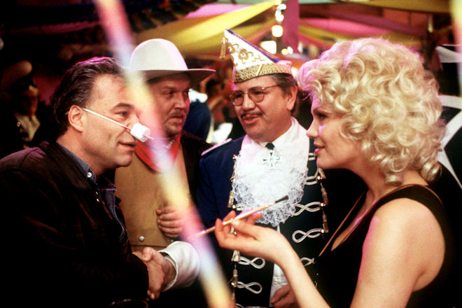 K&ouml;ln-Tatort "Restrisiko":  Noch ahnt niemand etwas von einem Mord: Max Ballauf (Klaus J. Behrendt, li), Freddy Schenk (Dietmar B&auml;r 2. v. li.), Lissy (Anna Loos) und Vereinspr&auml;sident Willi Klemm (Peter Millowitsch, 2. v. re.) feiern Karneval.