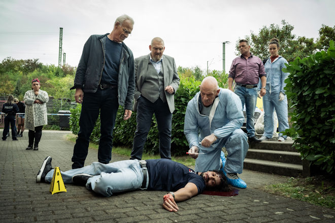 Das Ermittlerteam (v.l.n.r.) Max Ballauf (Klaus J. Behrendt), Freddy Schenk (Dietmar Bär) und der Rechtsmediziner Dr. Roth (Joe Bausch) am Tatort: Der Haustechniker des Eroscenters Malik Zeman (Mehdi Salim) wurde vom dem siebten Stock aus dem Fenster gestürzt.