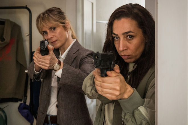 Z&uuml;rich-Tatort "K&ouml;nige der Nacht": Kommissarin Tessa Ott (Carol Schuler, r.) und ihre Kollegin Kommissarin Isabelle Grandjean (Anna Pieri Zuercher, li.) bekommen &uuml;berraschenden Besuch in der Wohnung des Opfers.