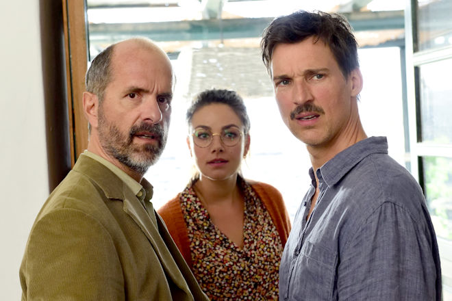 Thomas (Florian David Fitz, re.), Anna (Janina Uhse, Mitte) und Stephan (Christoph Maria Herbst, li.) sind ausnahmsweise mal einer Meinung, was den Familienwahnsinn angeht.