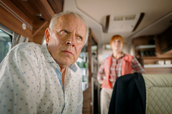 Gerald (Axel Milberg) führt doch etwas im Schilde mit diesem Campingaufenthalt. Noch ahnt Gundula (Andrea Sawatzki) nur, dass es um mehr als um eine romantische Auszeit geht.