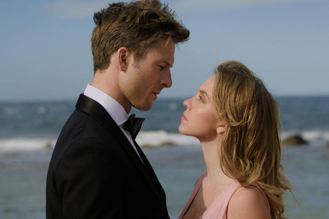 In der rasanten Kom&ouml;die "Wo die L&uuml;ge hinf&auml;llt" geben Sydney Sweeney (r.) und Glen Powell (l.) das perfekte Paar, w&auml;hrend hinter der Fassade die Fetzen fliegen - heute Abend (15.02.2026) als gro&szlig;e Free-TV-Premiere bei RTL.