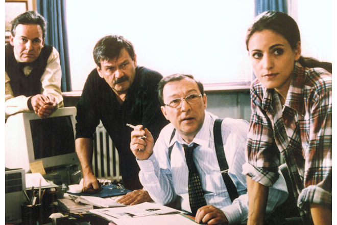 (V.l.n.r.) Kriminaltechniker Fiebig (Jürgen Reuter), die Kommissare Schneider (Wolfgang Winkler) und Schmücke (Jaecki Schwarz) und die Praktikantin "Blümchen" (Alexandra Losito) haben im "Polizeiruf 110: Sumpf" einen schwierigen Fall zu lösen.