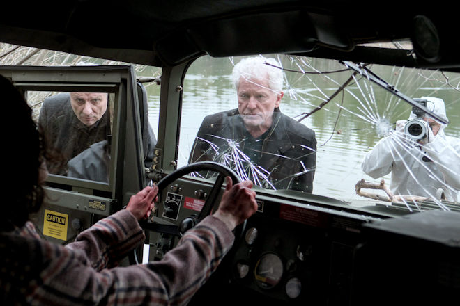 M&uuml;nchen-Tatort "Charlie": Ein Spurensicherer macht Tatortfotos, w&auml;hrend die Kriminalhauptkommissare Franz Leitmayr (Udo Wachtveitl, links) und Ivo Batic (Miroslav Nemec, Mitte) die Leiche von Fine (Katharina Ronja Brusa) untersuchen.