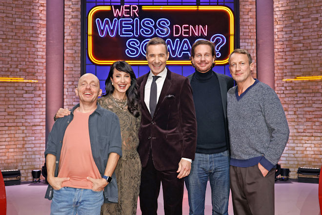 Moderator Kai Pflaume (M.) und seine Rateteam-Kapit&auml;ne Bernhard Ho&euml;cker (l.) und Wotan Wilke M&ouml;hring (r.) begr&uuml;&szlig;en heute (27.01.2026) bei "Wer wei&szlig; denn sowas?" die Schauspielerin und Fernsehmoderatorin Stephanie Stumph (2.v.l.) sowie den Schauspieler Thomas Heinze (2.v.r.).