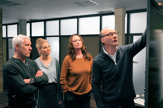 Matthias Hamm (Ralph Herforth, l.), Alwa Sörensen (Lisa Werlinder 2.v.l.), Jana Winter (Natalia Wörner, 2.v.r.) und Arne Brauner (Martin Brambach, r.) ermitteln in einem Todesfall.