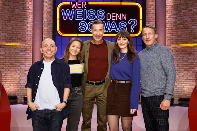 Moderator Kai Pflaume (M.) und seine Rateteam-Kapit&auml;ne Bernhard Ho&euml;cker (l.) und Wotan Wilke M&ouml;hring (r.) begr&uuml;&szlig;en heute (12.02.2026) bei "Wer wei&szlig; denn sowas?" die Schauspielerinnen Sonja Gerhardt (2.v.l.) und Maria Ehrich (2.v.r.).