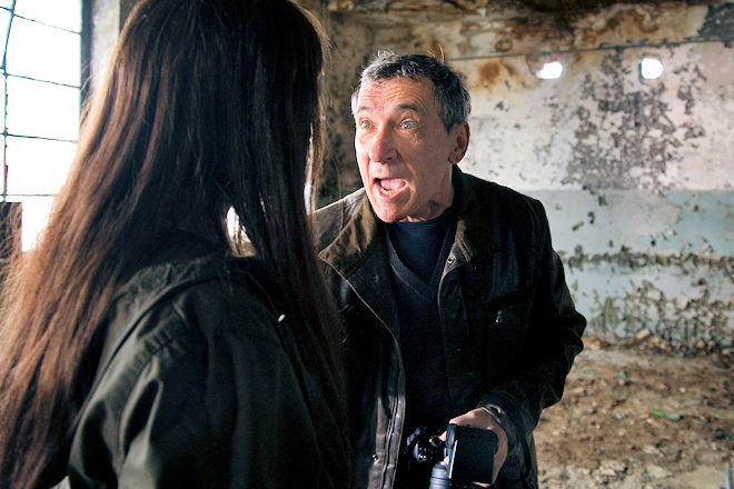 Polizeiruf 110 "Tod im Atelier":  Professor Grima (Rudolf Kowalski, rechts) l&auml;sst sich von Anja Schult (Katharina Sch&uuml;ttler, links) nicht erpressen.