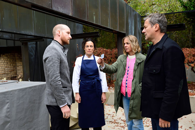 Samstagskrimi "München Mord - Im Zweifel für den Zweifel": Angelika Flierl (Bernadette Heerwagen, 2.v.r.) und Harald Neuhauser (Marcus Mittermeier, r.) überbringen dem Chef des Tanoshimi, Franz-Josef Penkofer (Lukas Turtur, l.) und der Patisserie-Köchin Sandra Erling (Pauline Fusban, 2.v.l.) schlechte Nachrichten. Ihr Kollege, Chefkoch Dobek, wurde ermordet.