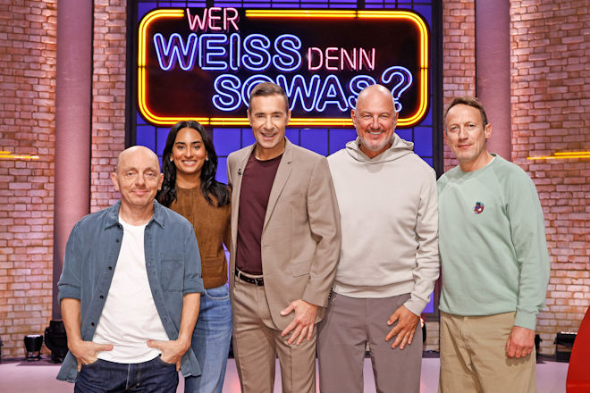 Moderator Kai Pflaume (M.) und seine Rateteam-Kapit&auml;ne Bernhard Ho&euml;cker (l.) und Wotan Wilke M&ouml;hring (r.) begr&uuml;&szlig;en heute (20.01.2026) bei "Wer wei&szlig; denn sowas?" die Sterne- und Fernsehk&ouml;chin Alina Meissner-Bebrout (2.v.l.) und den Fernsehkoch, Gastronom und Unternehmer Frank Rosin (2.v.r.).