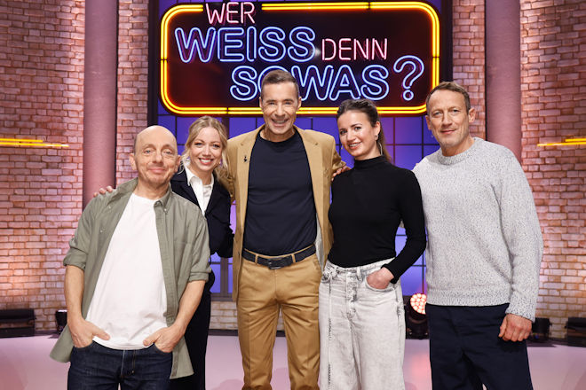 Moderator Kai Pflaume (M.) und seine Rateteam-Kapit&auml;ne Bernhard Ho&euml;cker (l.) und Wotan Wilke M&ouml;hring (r.) begr&uuml;&szlig;en heute (25.02.2026) bei "Wer wei&szlig; denn sowas?" die K&ouml;chin, Kochbuchautorin und Fernsehmoderatorin Zora Klipp (2.v.l.) sowie die Spitzenk&ouml;chin Clara Hunger (2.v.r.).