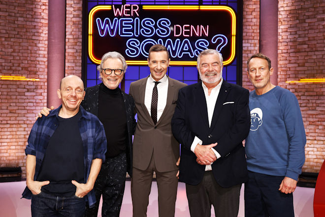 Moderator Kai Pflaume (M.) und seine Rateteam-Kapit&auml;ne Bernhard Ho&euml;cker (l.) und Wotan Wilke M&ouml;hring (r.) begr&uuml;&szlig;en heute (02.03.2026) bei "Wer wei&szlig; denn sowas?" den S&auml;nger, Moderator und Entertainer Wolfgang Lippert (2.v.l.) sowie den niederl&auml;ndischen Moderator Harry Wijnvoord (2.v.r.).