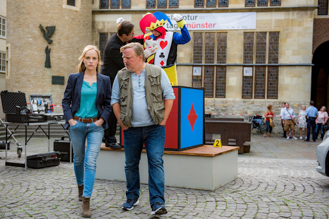Die Kommissare Frank Thiel (Axel Prahl, rechts) und Nadeshda Krusenstern (Friederike Kempter, links) verlassen den Fundort: Im Innenhof des Rathauses wurde ein Toter in einer Skulptur versteckt. Prof. Karl-Friedrich Boerne (Jan Josef Liefers, hinten) beginnt mit den Untersuchungen.