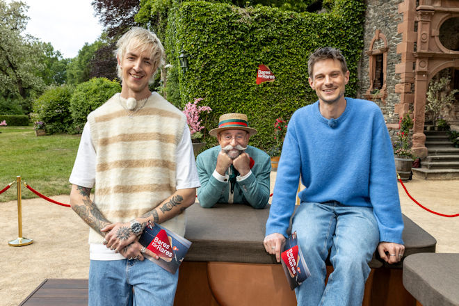 Niklas von Lipzig (l.) und David Martin (r.) sind heute zu Gast bei Horst Lichters (M.) Trödelshow "Bares für Rares XXL".