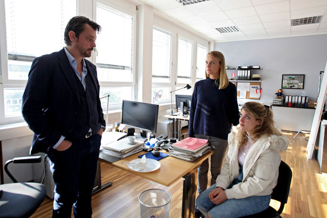 Landkrimi "Steirertod": Bergmann (Hary Prinz) und seine Kollegin Anni (Anna Unterberger) befragen die Prostituierte Bianca (Lara Mandoki) als Zeugin.