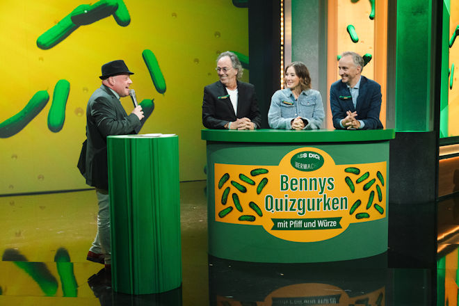 Jan Böhmermann (r.) und Kandidat Benny (l.) stehen gemeinsam mit Hugo Egon Balder (2.v.l.) und Janine Michaelsen (2.v.l.) in der "Sendung Lass dich überwachen!"